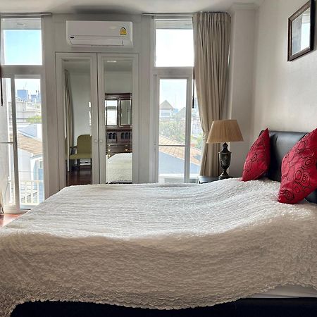 Samsen Suites Spacious 2Br Contemporary Thai Style Bangkok Bagian luar foto