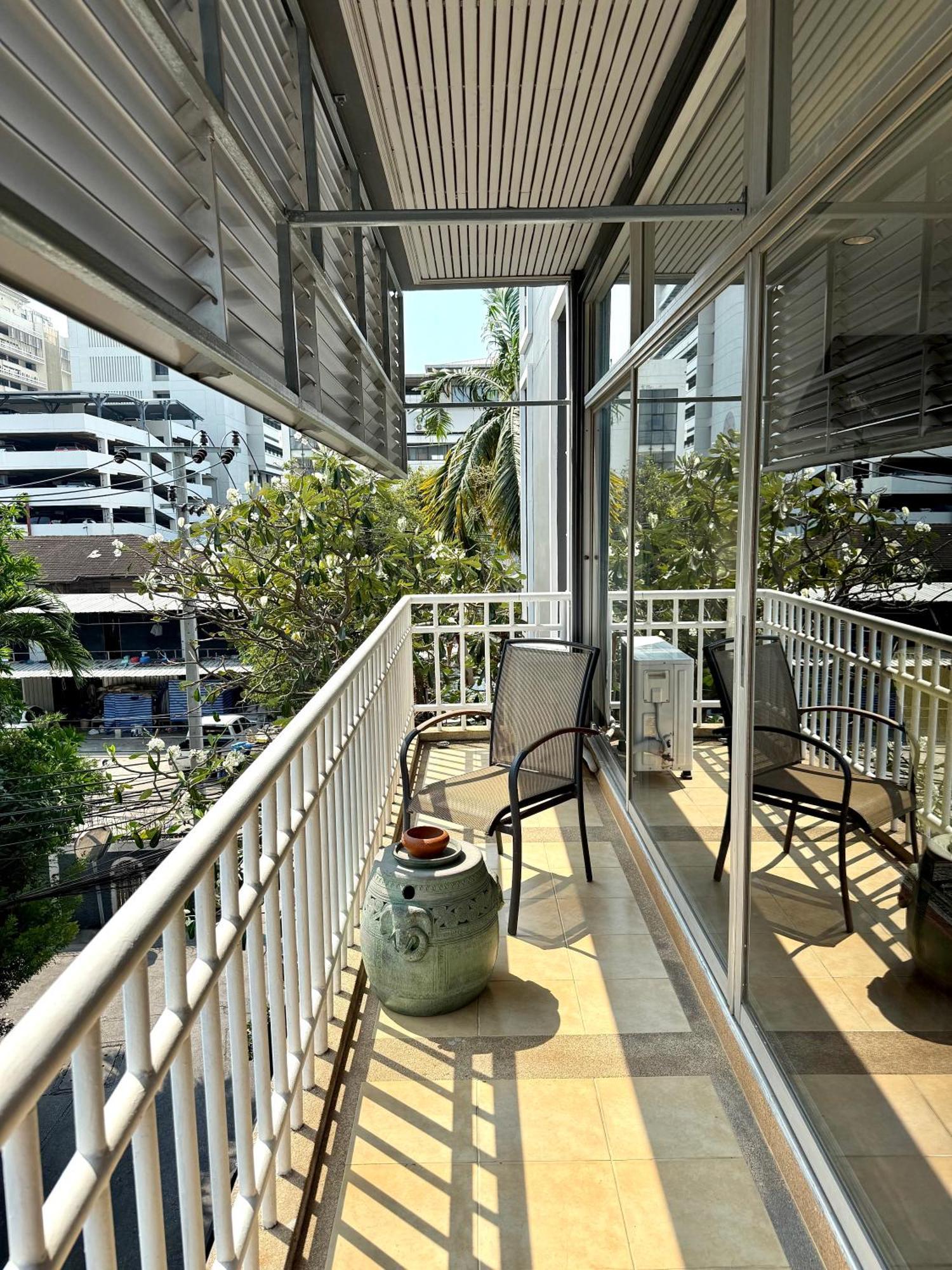Samsen Suites Spacious 2Br Contemporary Thai Style Bangkok Bagian luar foto
