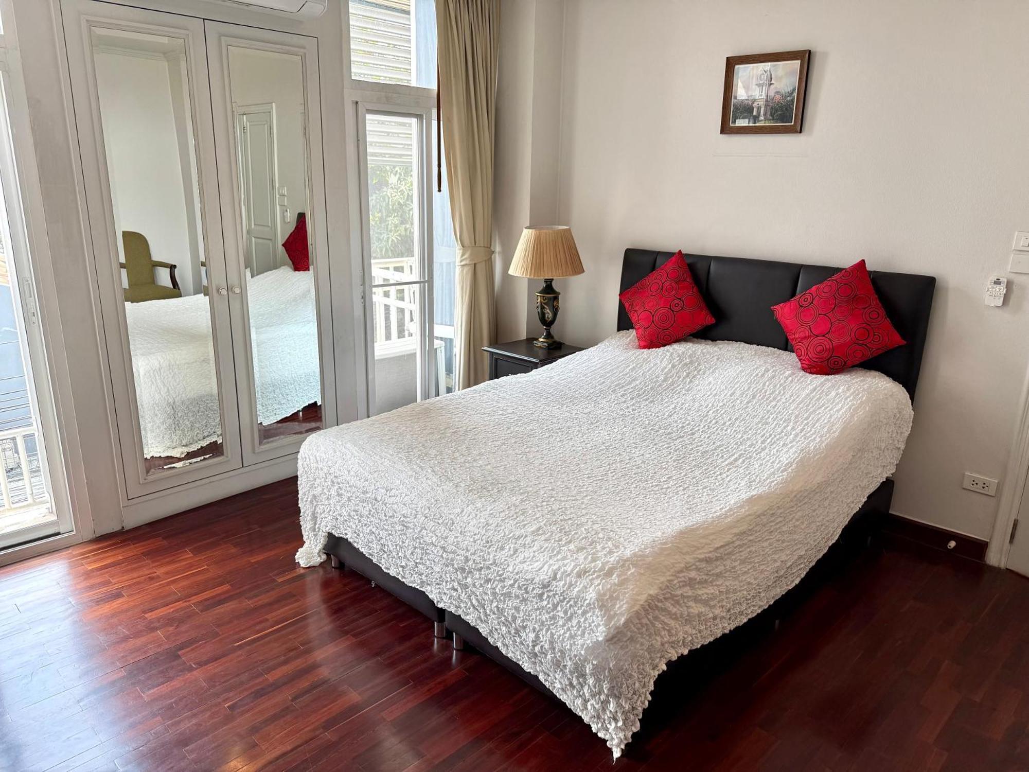 Samsen Suites Spacious 2Br Contemporary Thai Style Bangkok Bagian luar foto