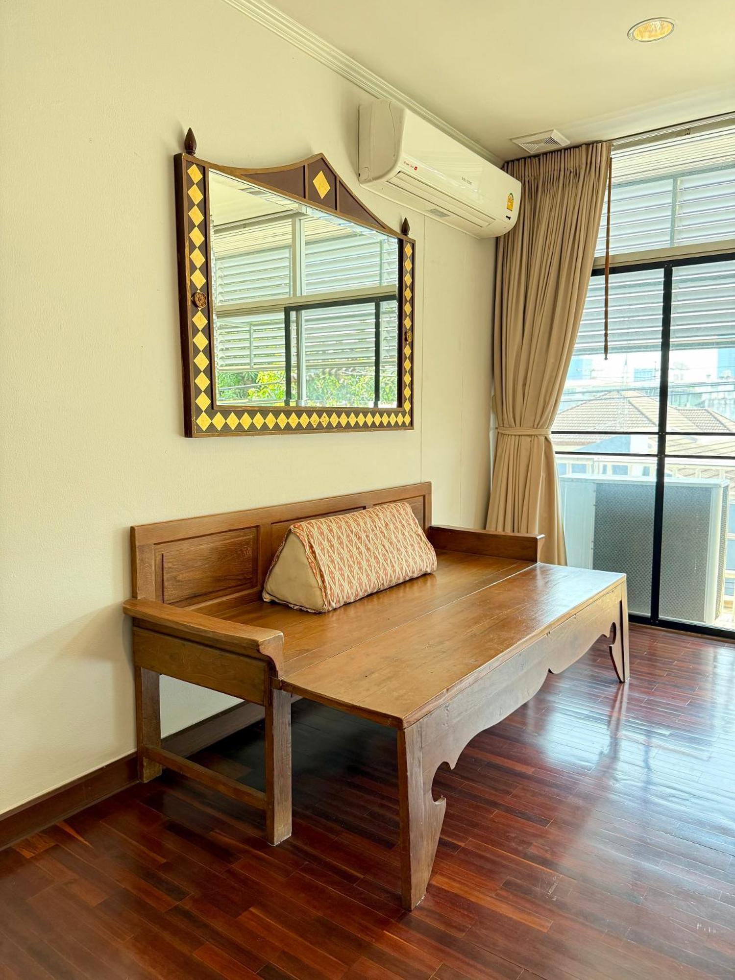 Samsen Suites Spacious 2Br Contemporary Thai Style Bangkok Bagian luar foto