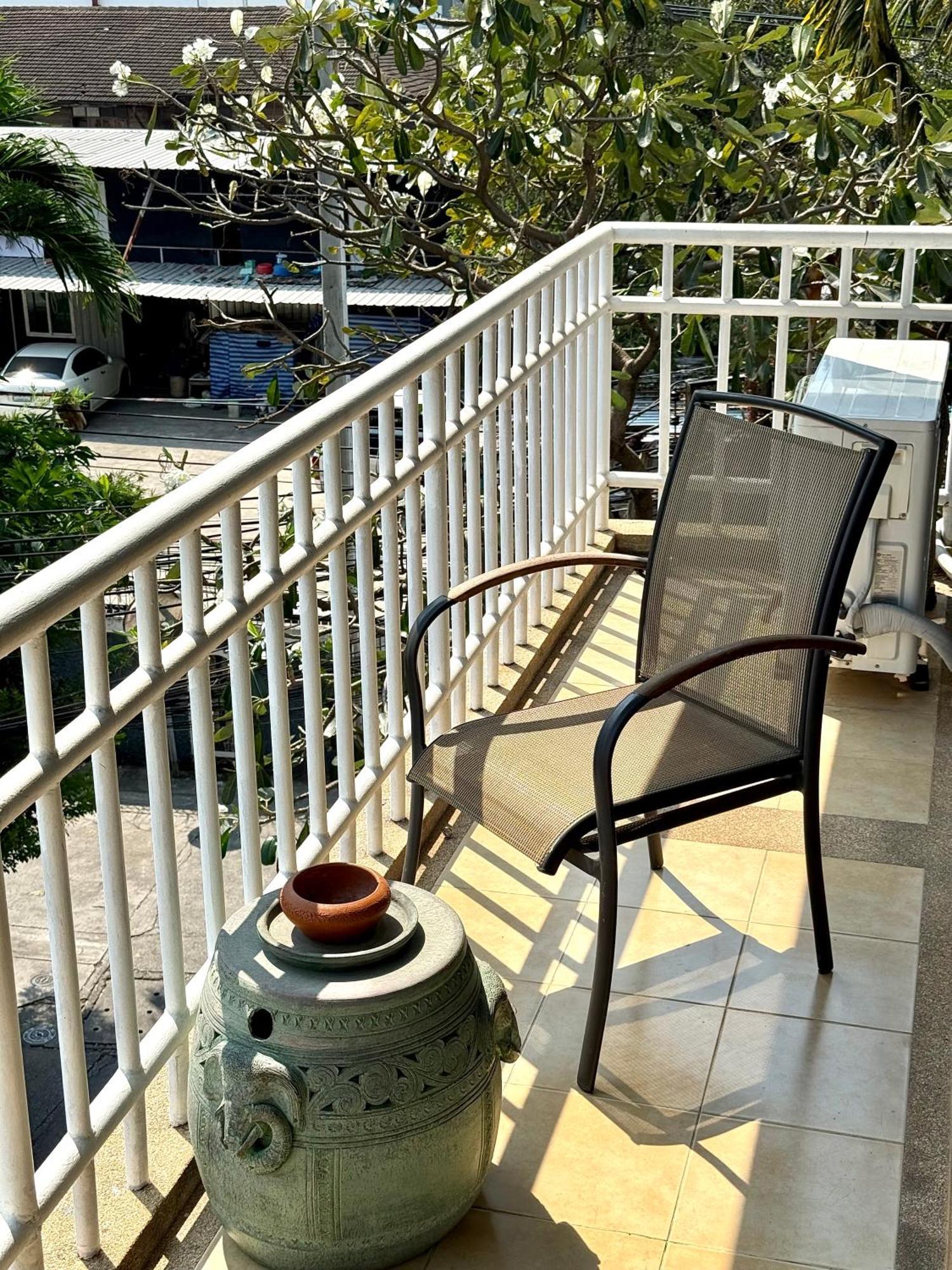 Samsen Suites Spacious 2Br Contemporary Thai Style Bangkok Bagian luar foto