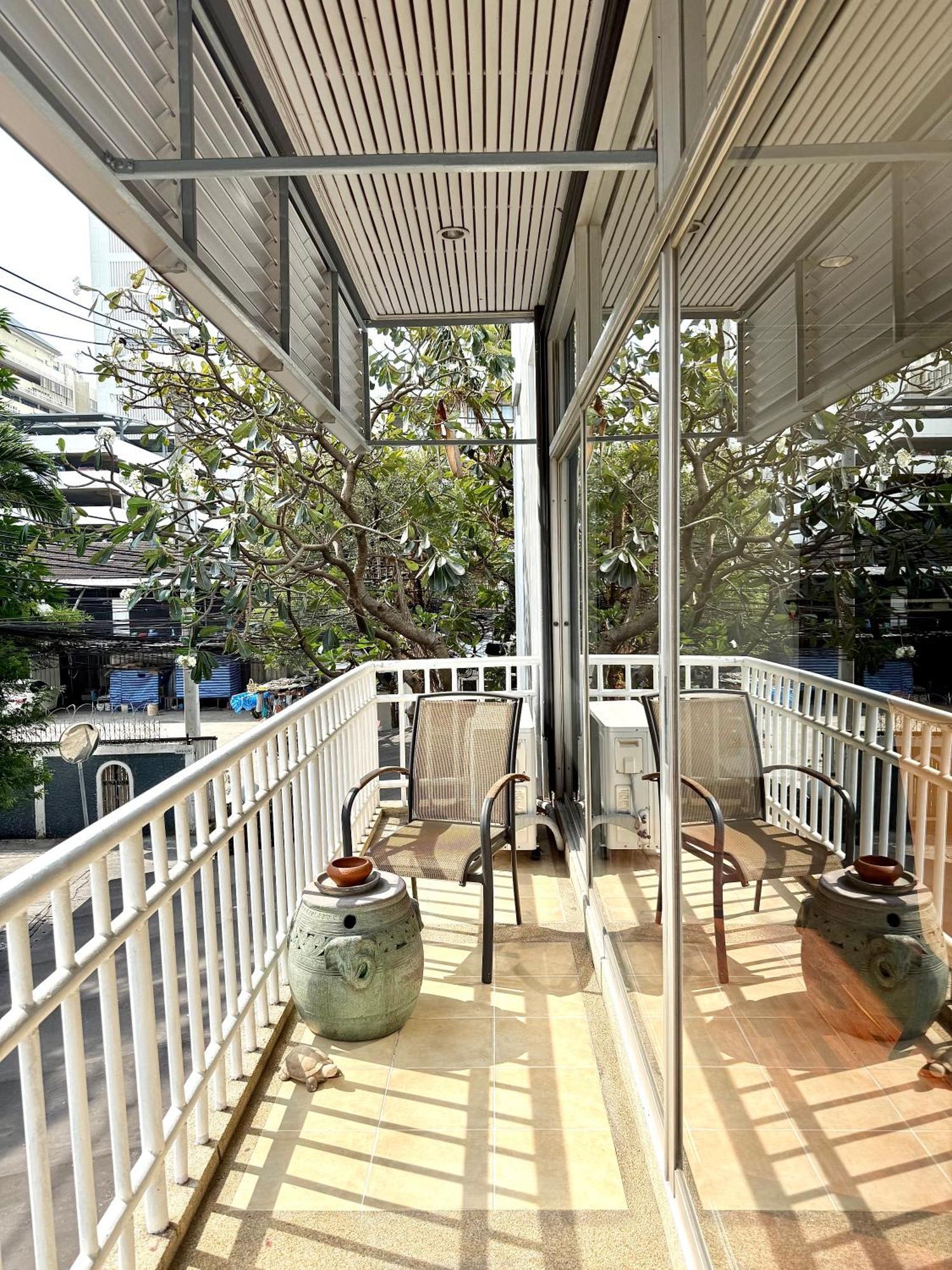 Samsen Suites Spacious 2Br Contemporary Thai Style Bangkok Bagian luar foto