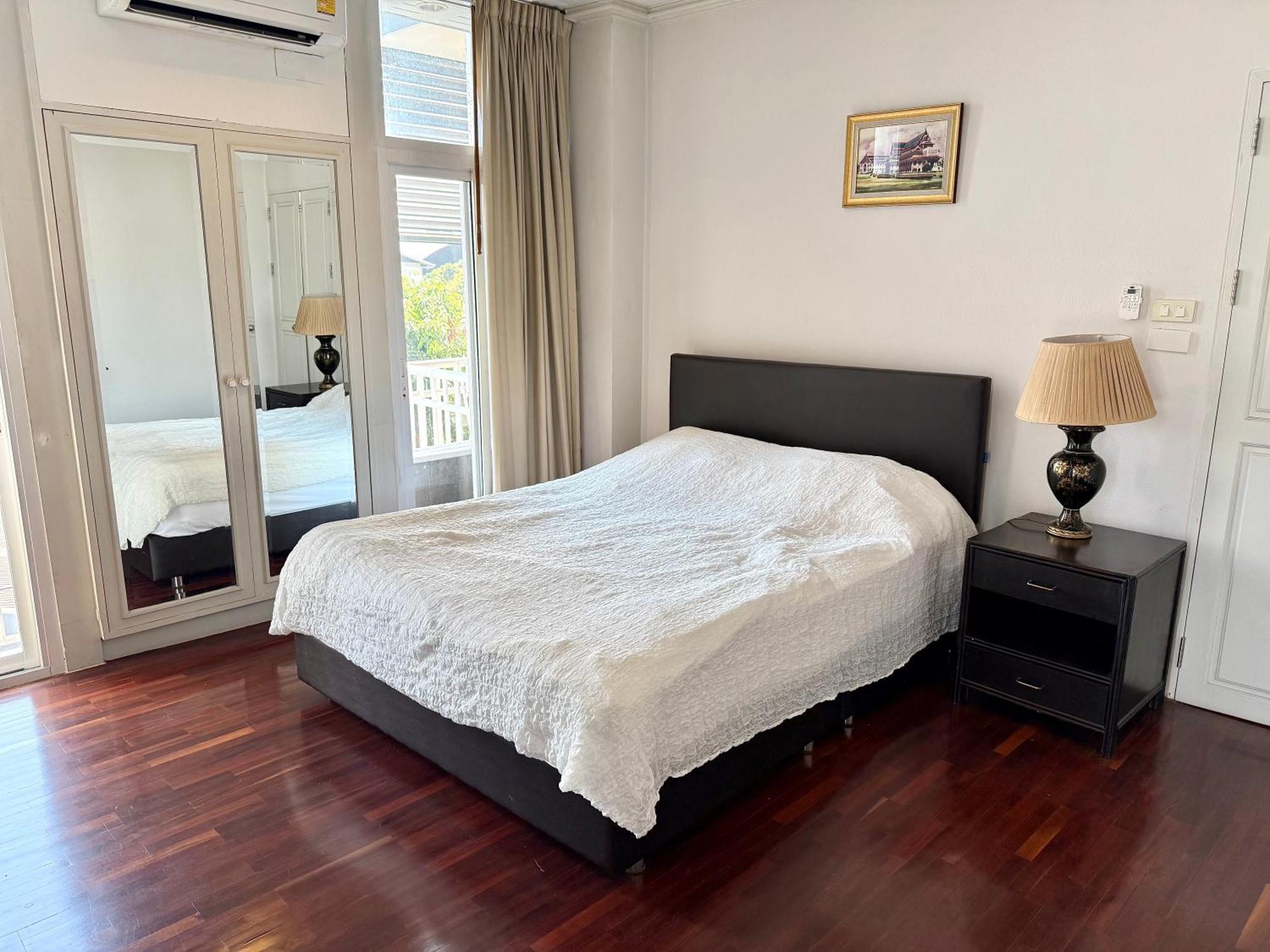 Samsen Suites Spacious 2Br Contemporary Thai Style Bangkok Bagian luar foto