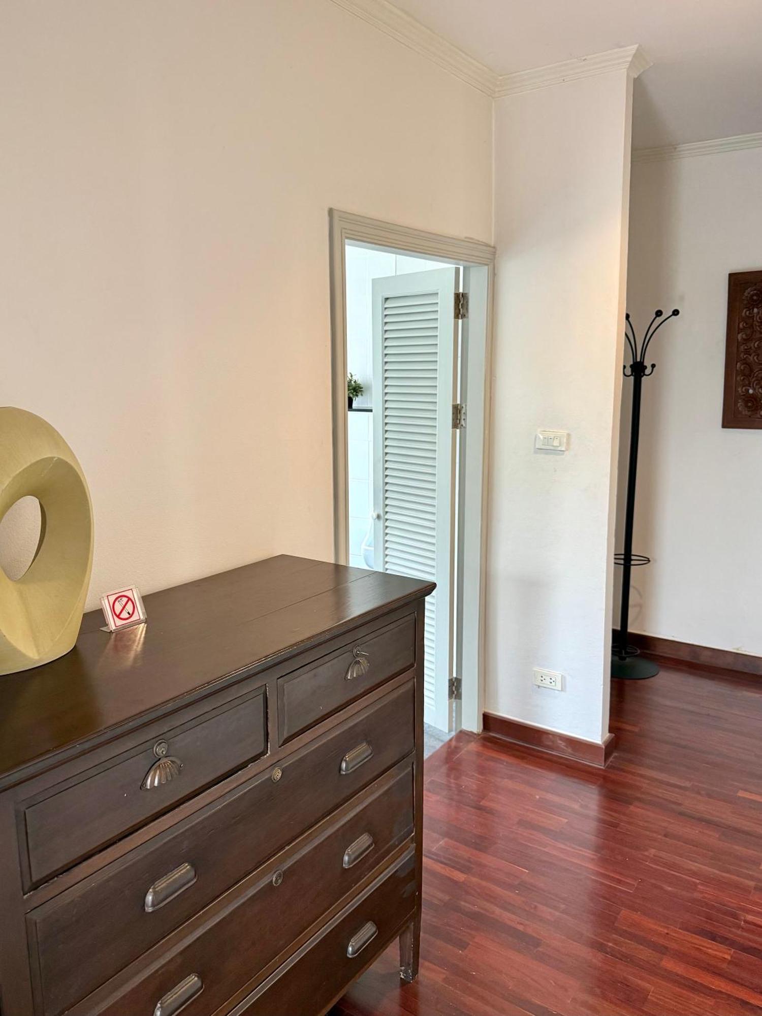 Samsen Suites Spacious 2Br Contemporary Thai Style Bangkok Bagian luar foto