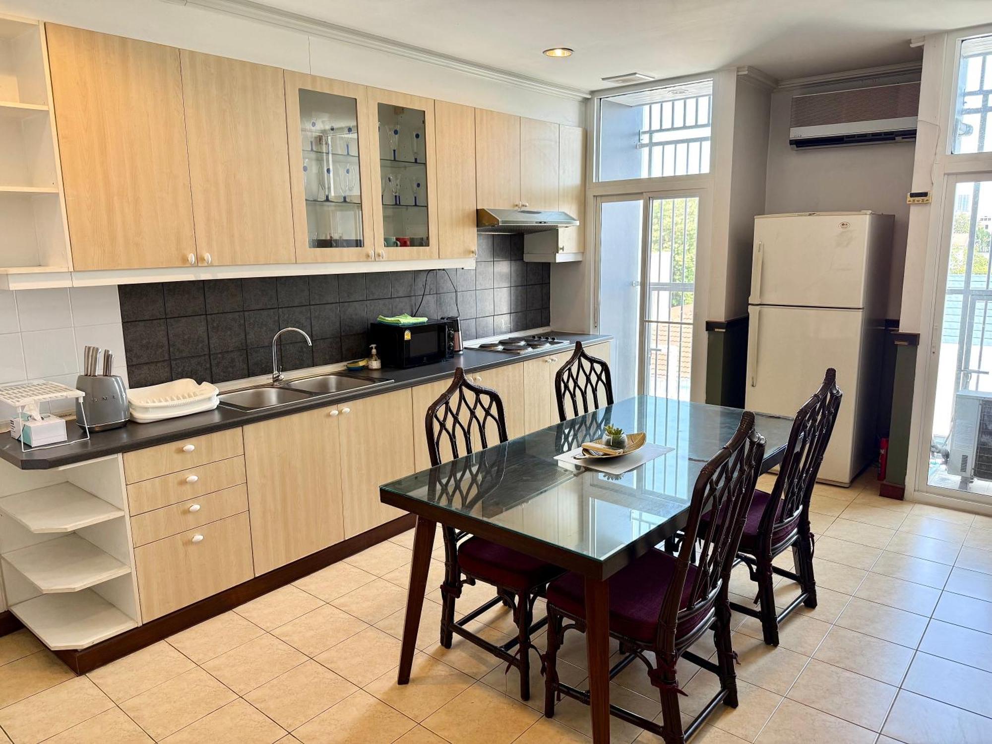 Samsen Suites Spacious 2Br Contemporary Thai Style Bangkok Bagian luar foto