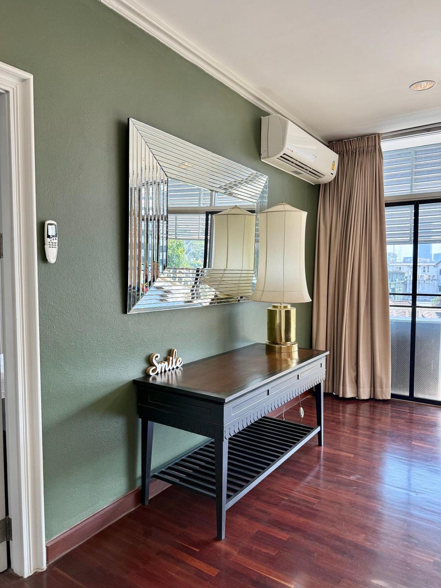 Samsen Suites Spacious 2Br Contemporary Thai Style Bangkok Bagian luar foto