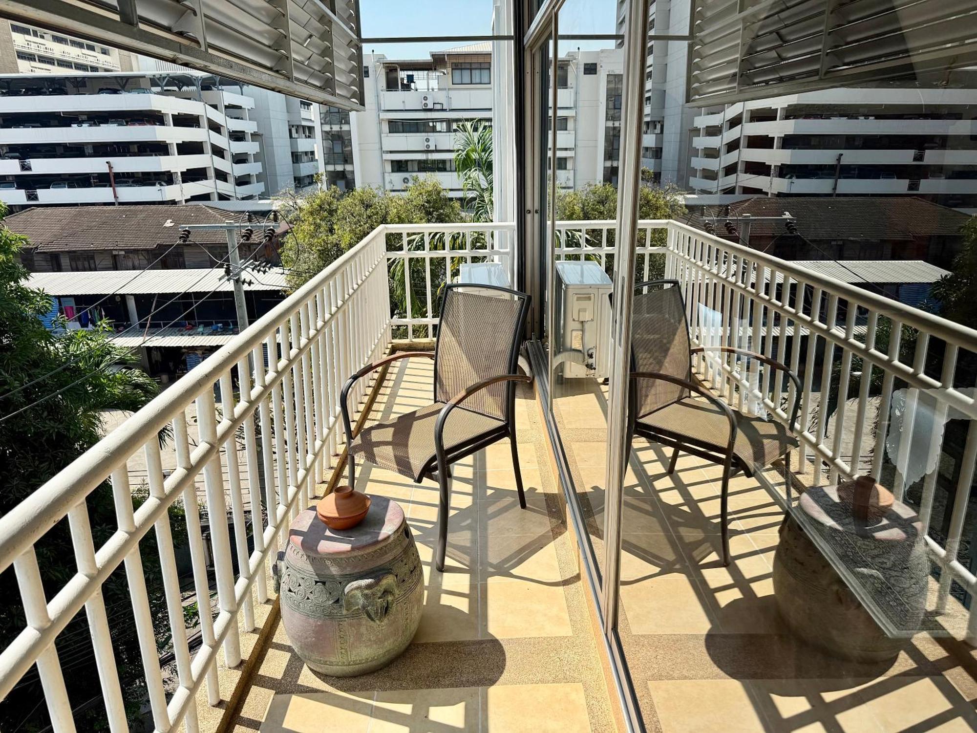 Samsen Suites Spacious 2Br Contemporary Thai Style Bangkok Bagian luar foto