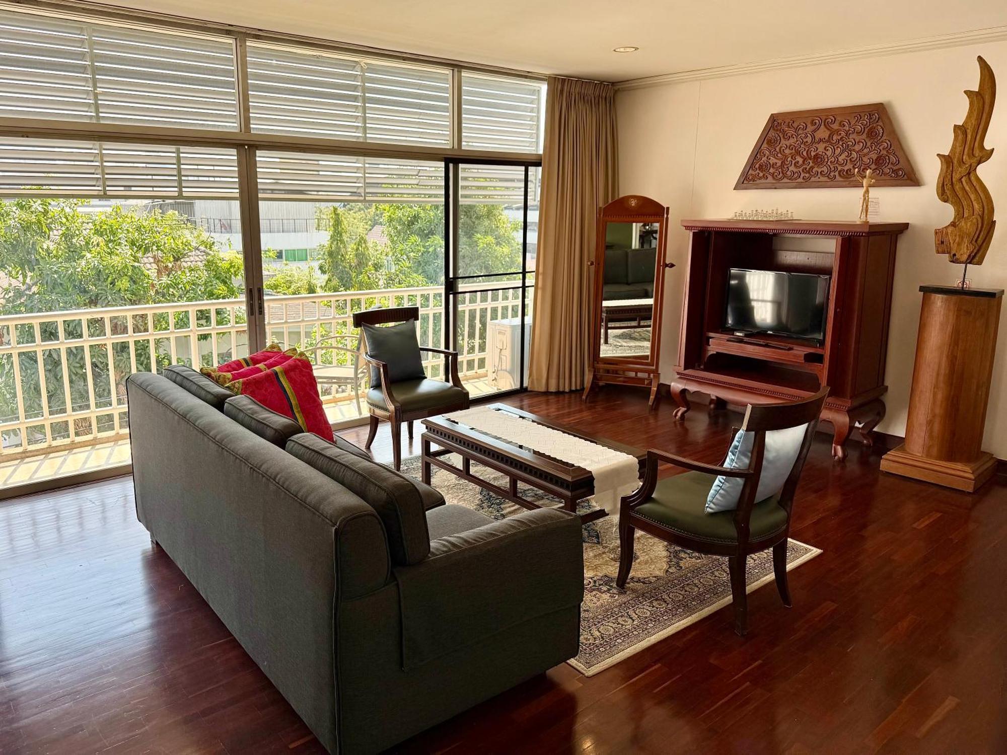 Samsen Suites Spacious 2Br Contemporary Thai Style Bangkok Bagian luar foto