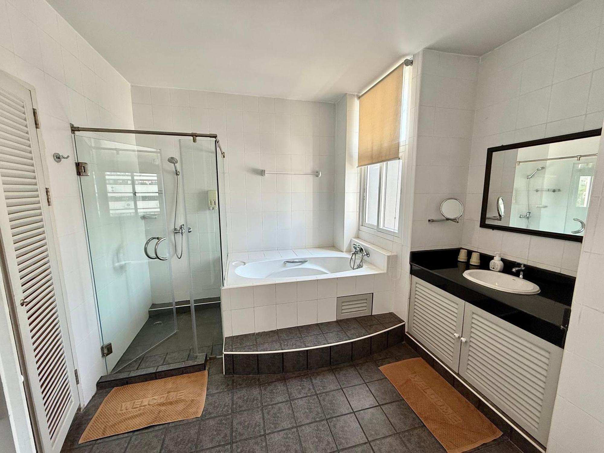 Samsen Suites Spacious 2Br Contemporary Thai Style Bangkok Bagian luar foto
